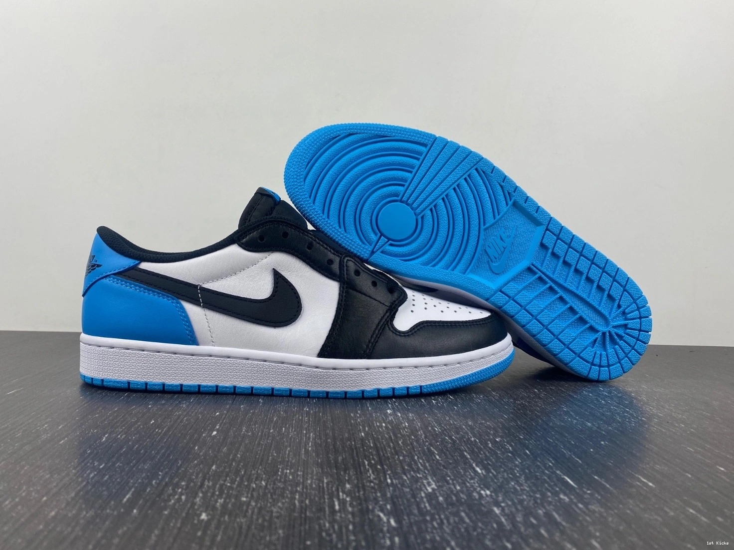 - UNC CZ0790-104 Low Retro 1 OG Jordan 0403